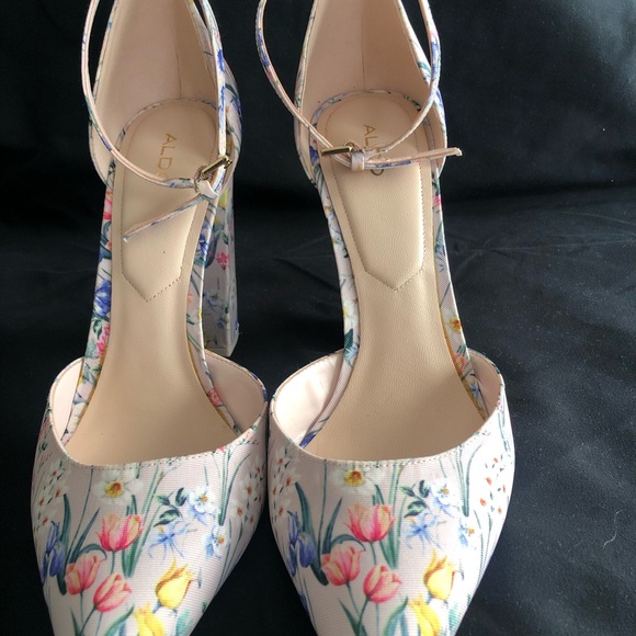 Women Shoes - Picture 3 of 5